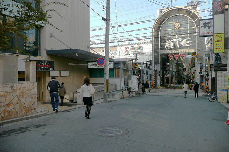 伏見桃山駅近くの商店街入口