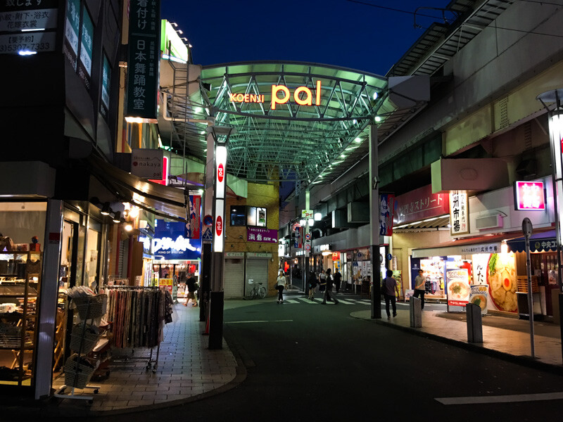 高円寺駅周辺の夜の様子