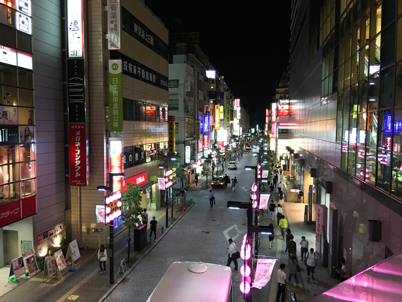 三鷹駅周辺の夜の雰囲気