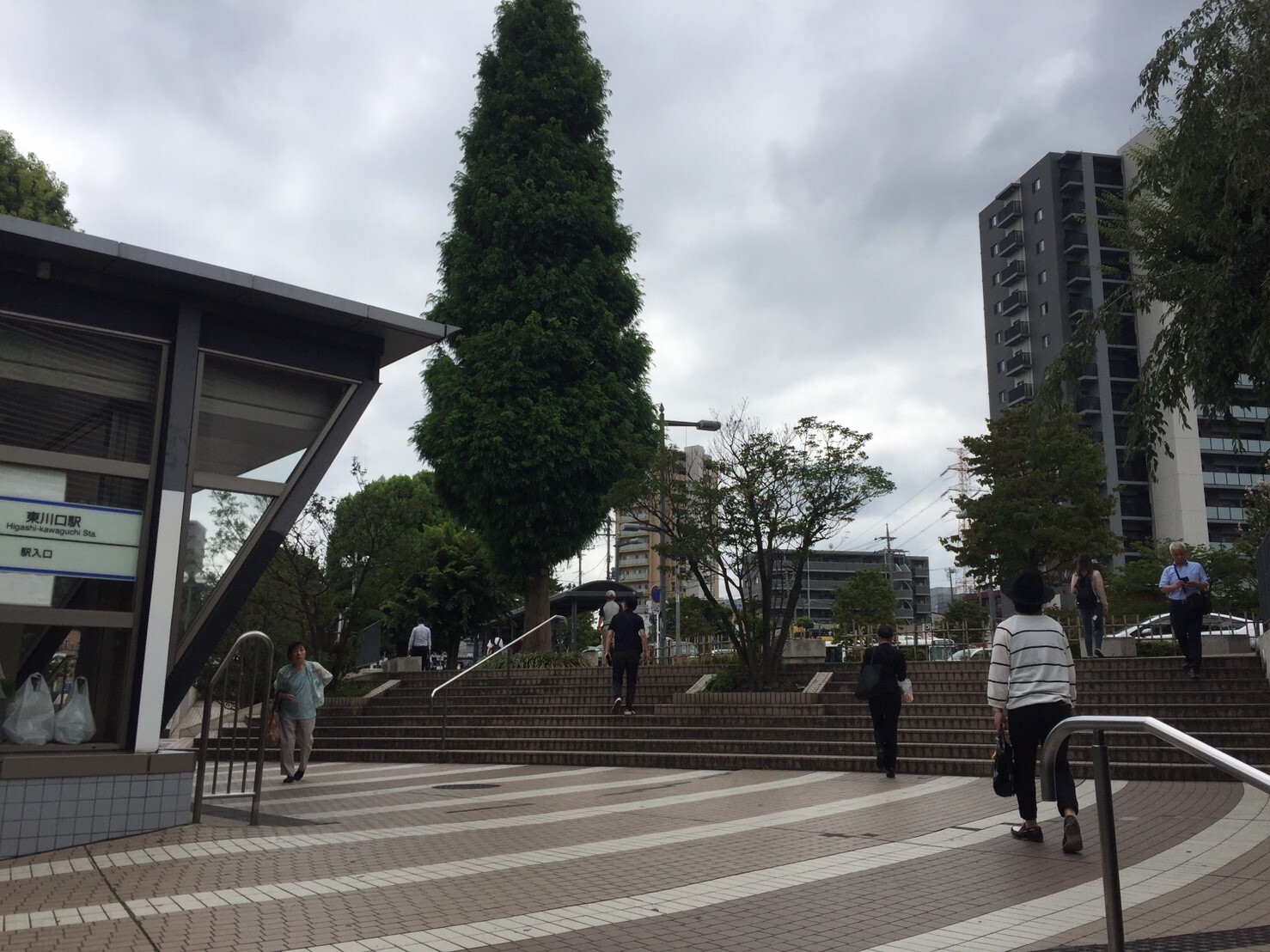 東川口駅-南口の様子