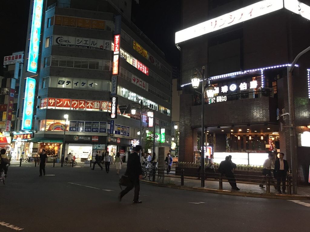 北口の夜の雰囲気