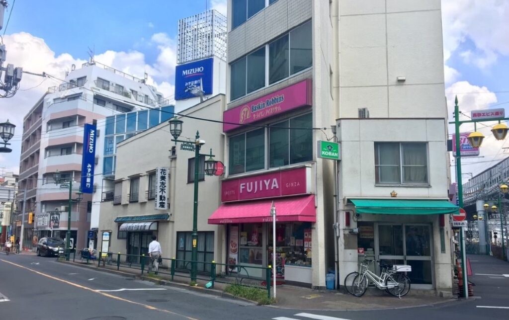 京成高砂駅-不二家と交番の並び-1024x644