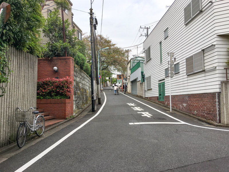 代々木上原駅　急な坂道