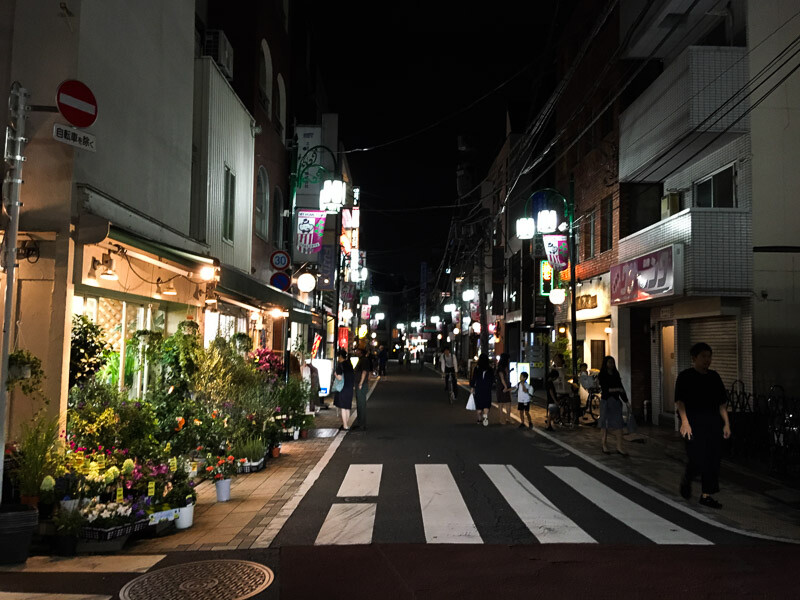 代々木上原駅　夜の商店外の雰囲気