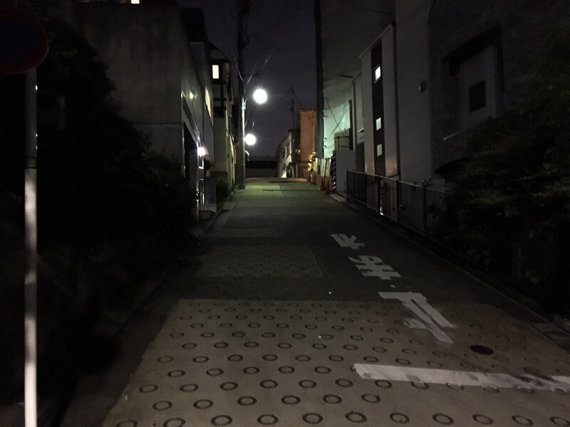 代々木上原駅　坂道のある住宅街の夜の様子