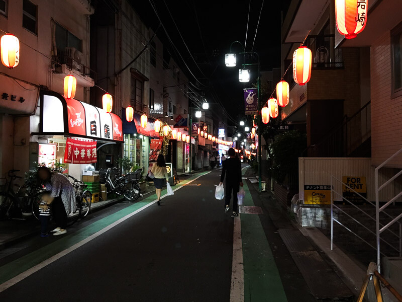 代々木上原駅　夜の提灯がある通り