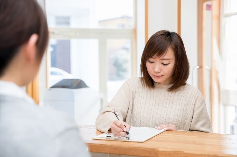 書類に記入する女性