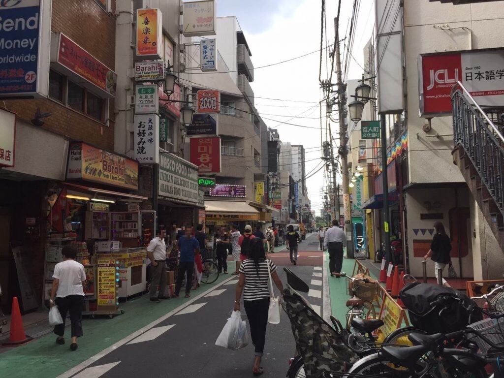 新大久保駅西側