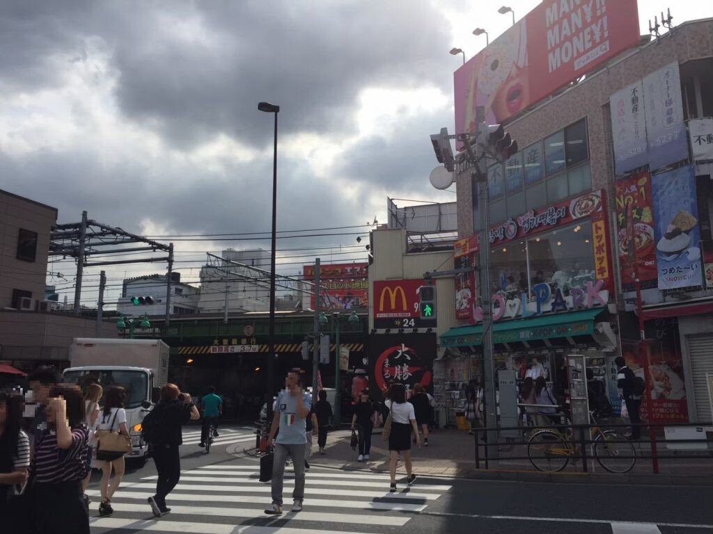 新大久保駅東側