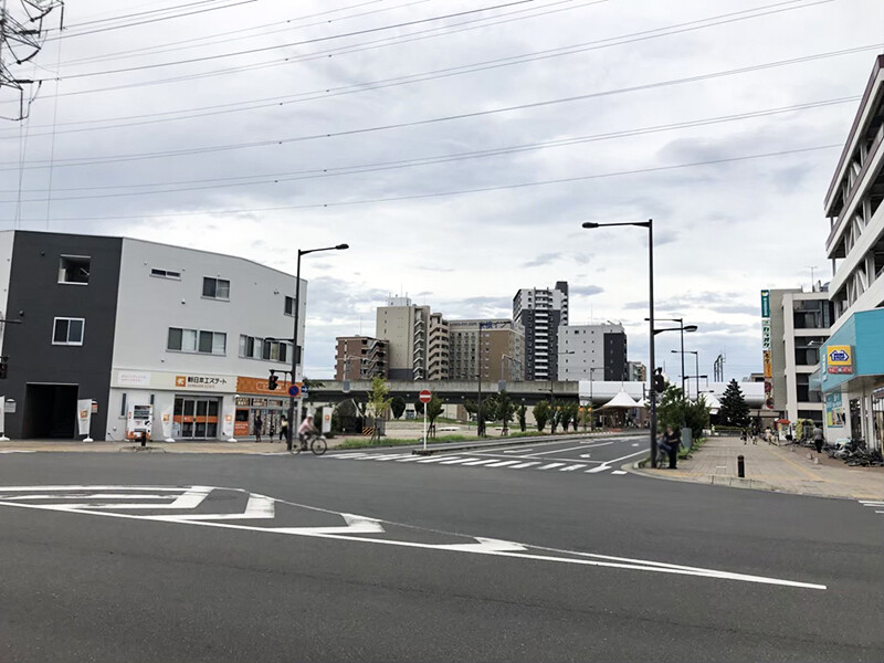 駅前の道路沿い