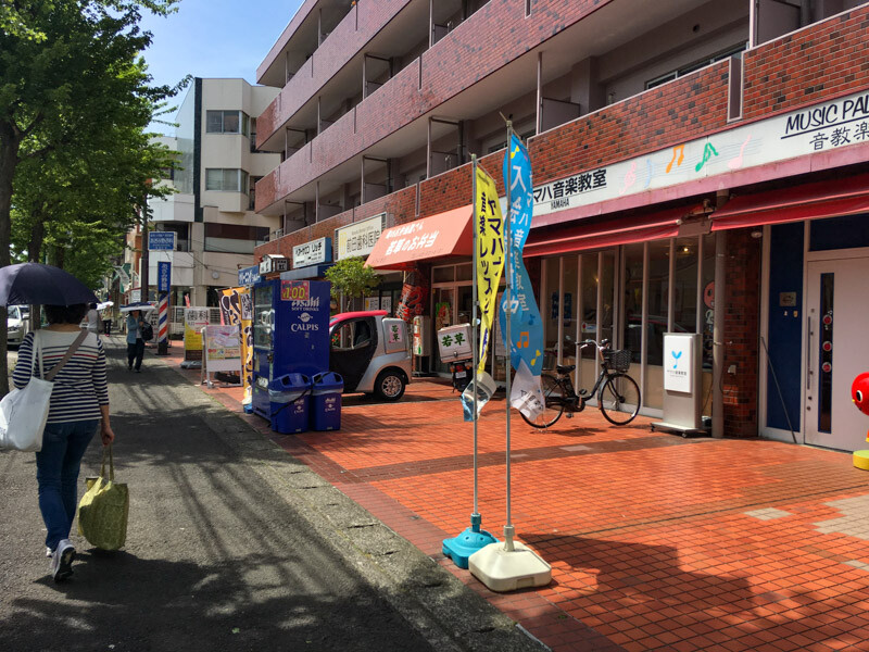 駅周辺の道路沿い