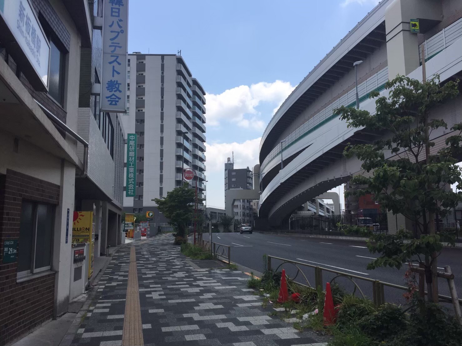 駅付近の環七通り沿い