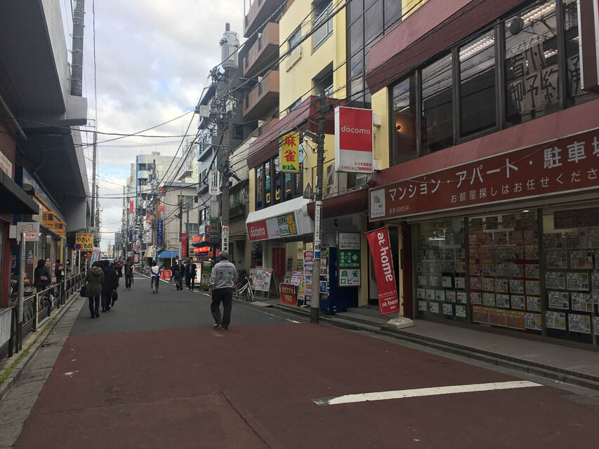 綾瀬駅東口の繁華街の様子