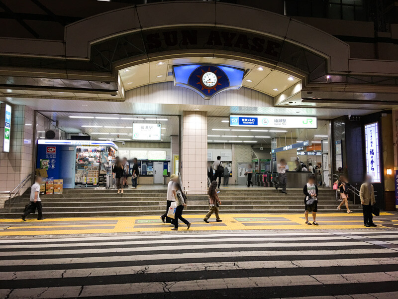 綾瀬駅前の夜の様子