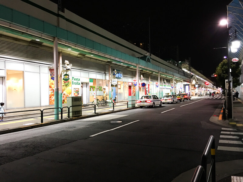 綾瀬駅高架下商店街の夜の様子