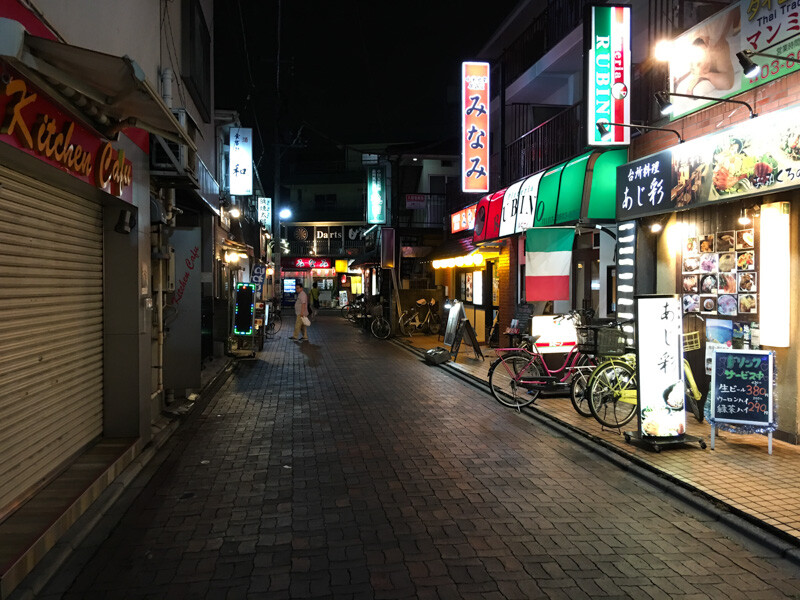 綾瀬駅繁華街の夜の様子