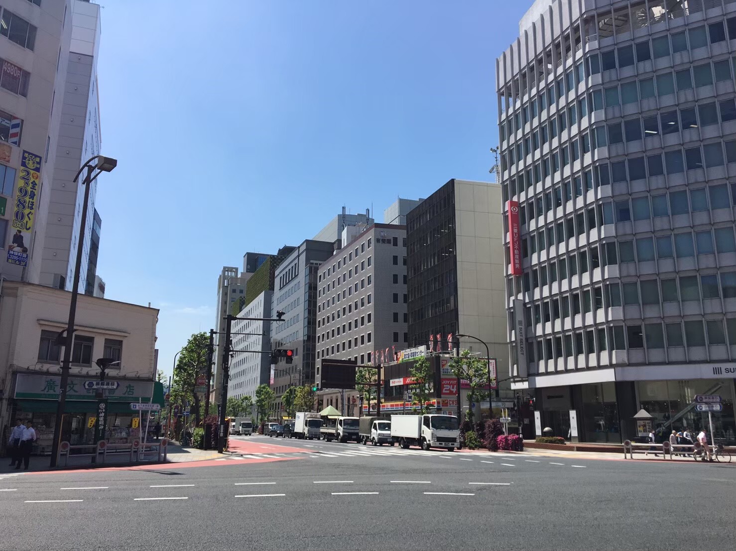 神保町駅前の大通り沿い