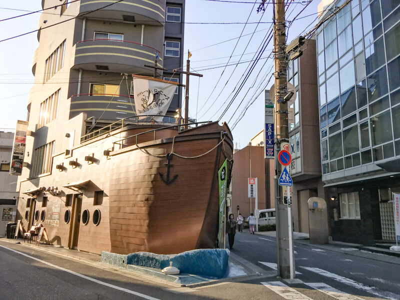 船っぽい形の居酒屋