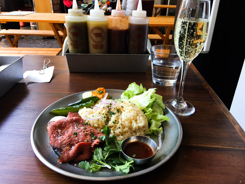 飲食店での食事の様子