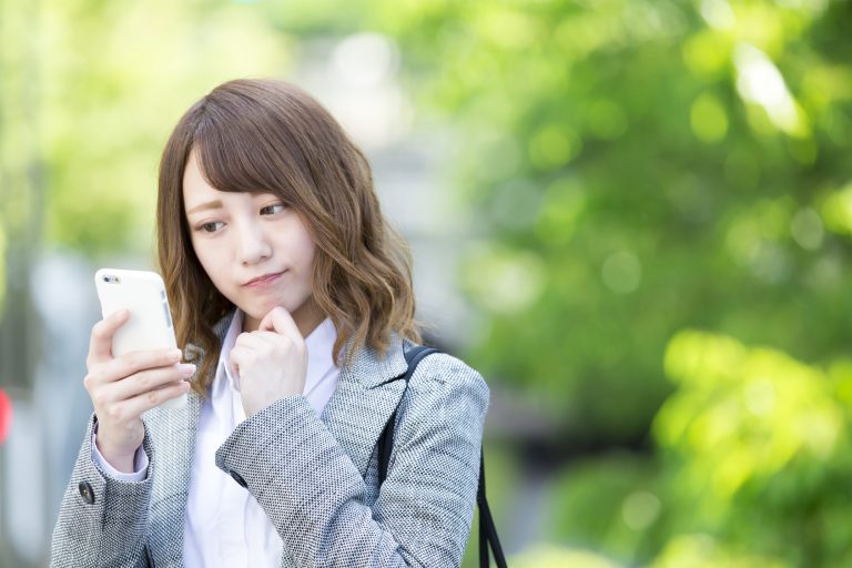 スマホを見て困る女性