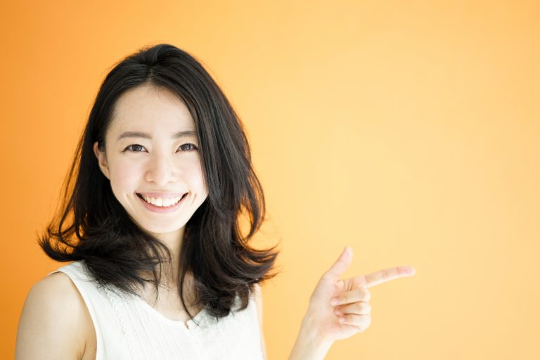 紹介する女性