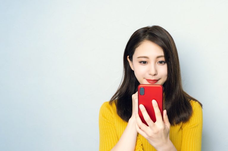 スマホを使う女性