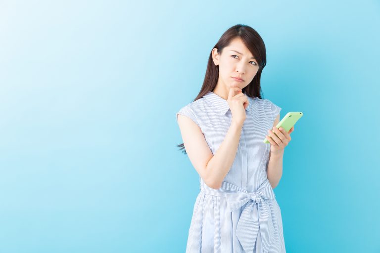 スマホを見る女性　考える