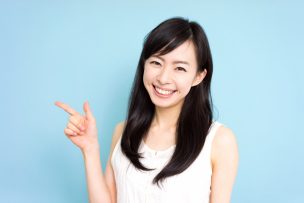 WiFiの通信制限を示唆する女性