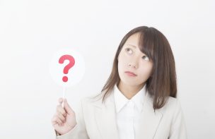 ？マークを出す女性