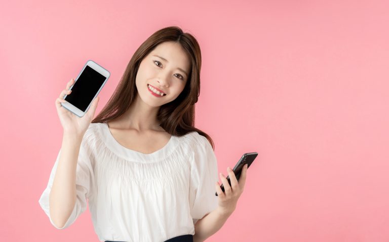 スマホを比べる女性