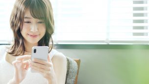 WiFiでスマホを見る女性