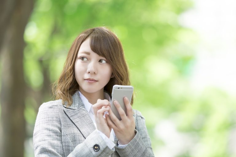 スマホを持つ女性