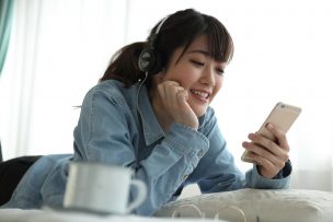 スマホを手にする女性