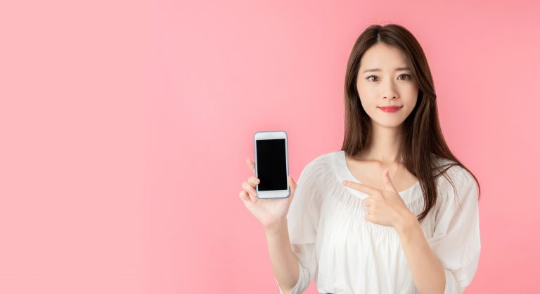 スマホを見せる女性