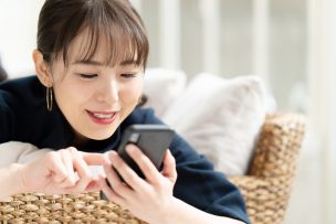 スマホを見る女性