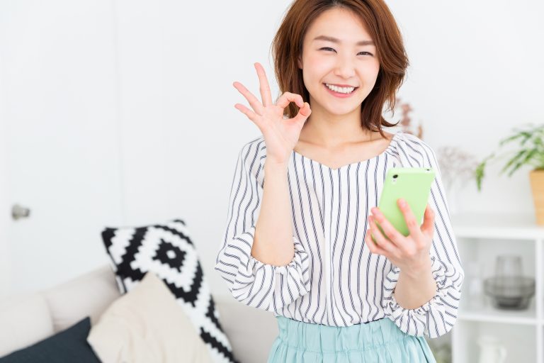 スマホを見る女性