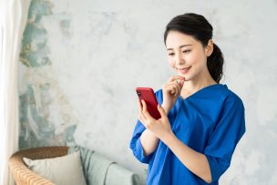 スマホを見る女性