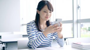 スマホを使う女性