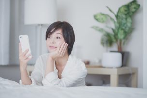 スマホを持った女性