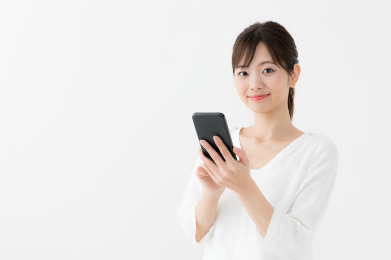 スマホを持った女性