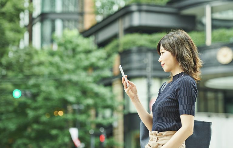 スマホを手にした女性