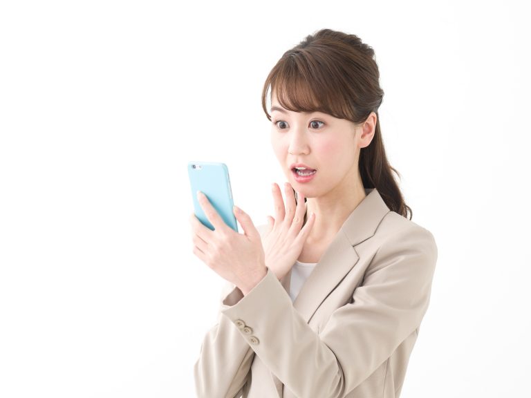 スマホを持つ女性