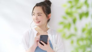 スマホを使う女性