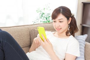 スマホを使う女性