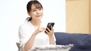 スマホを使う女性