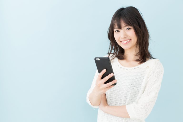 スマホを見る女性