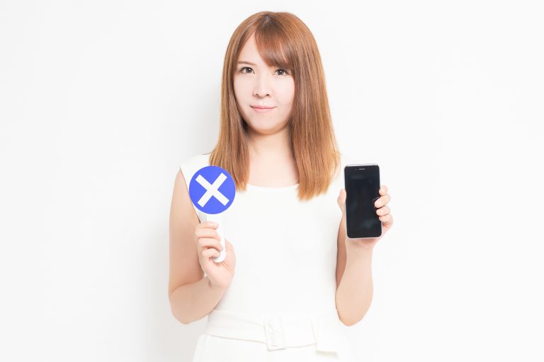 スマホと判定プレートを持つ女性