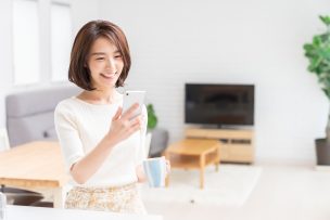 スマホを操作する女性