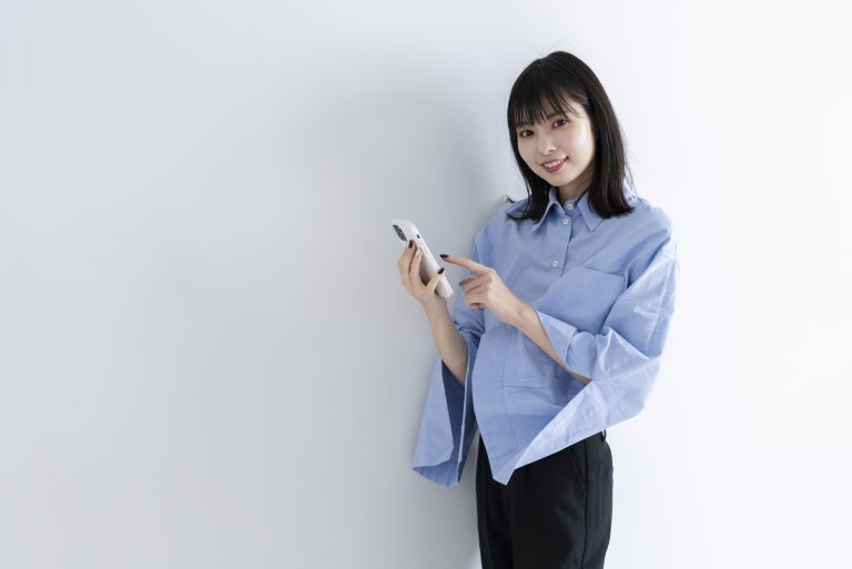 スマホを手にする女性