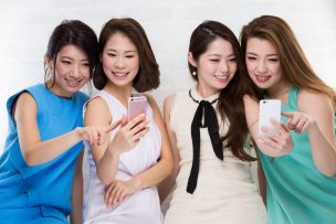 スマホを見る女性たち